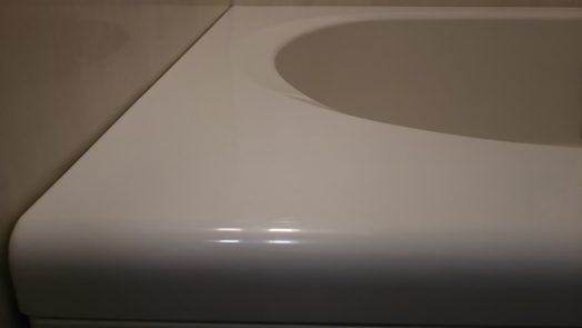 ユニットバス浴槽縁についたクリーニングでは落としきれない水垢を研磨して素材本来の美しさと機能を回復させる
