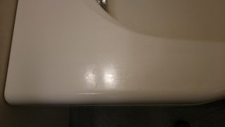 ユニットバス浴槽縁についたクリーニングでは落としきれない水垢
