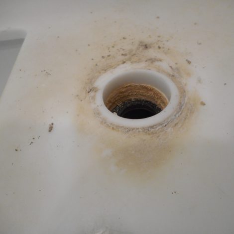 水垢がこびり付いた人工大理石のトイレ手洗い器を研磨して再生する