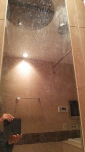【鏡・ガラスの水垢】浴室鏡についた水垢を研磨して落とす