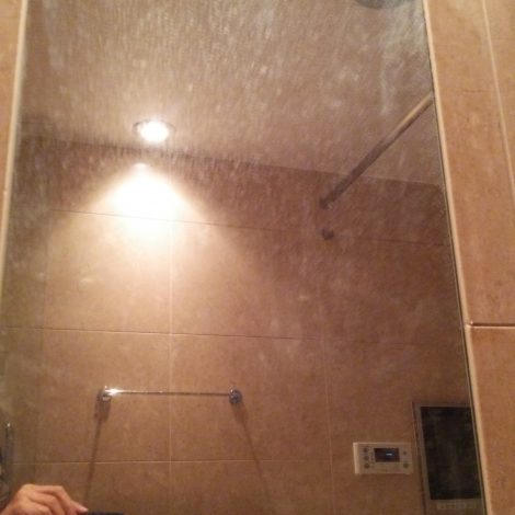 【鏡・ガラスの水垢】浴室鏡についた水垢を研磨して落とす