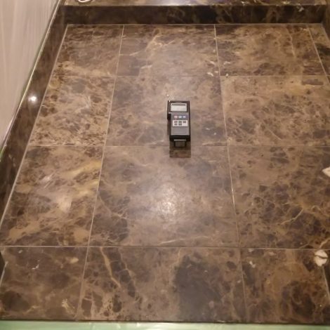 劣化して色ツヤのなくなった大理石を研磨して再生する