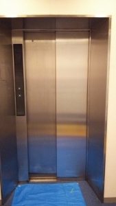 エレベーター扉のステンレス汚れを研磨して再生する