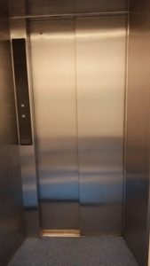 エレベーター扉のステンレス汚れを研磨して再生後