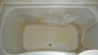 水垢、サビ汚れで劣化したFRA浴槽