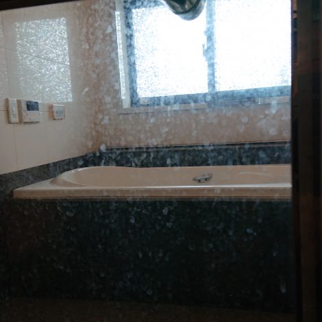 浴室ガラス扉の水垢研磨
